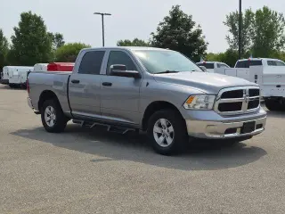 Ram 1500 Classic 2022 4x4 Tradesman 4 puertas Cabina doble 5.5 pies. Pickup SB