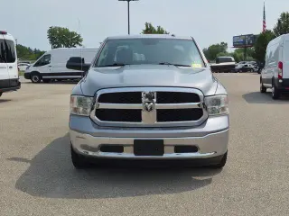 Ram 1500 Classic 2022 4x4 Tradesman 4 puertas Cabina doble 5.5 pies. Pickup SB