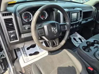 Ram 1500 Classic 2022 4x4 Tradesman 4 puertas Cabina doble 5.5 pies. Pickup SB
