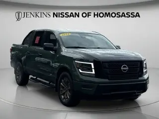 Nissan Titan 2024 4x2 SV 4 puertas Cabina Crew 5.6 pies. Caja corta