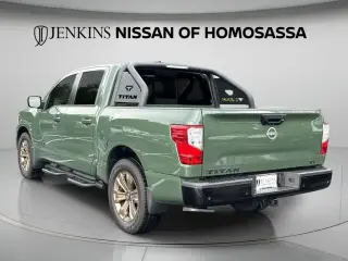 Nissan Titan 2024 4x2 SV 4 puertas Cabina Crew 5.6 pies. Caja corta