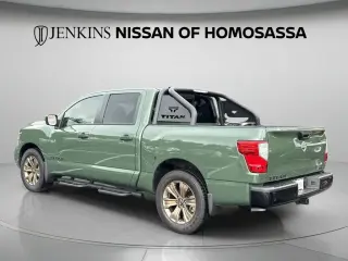 Nissan Titan 2024 4x2 SV 4 puertas Cabina Crew 5.6 pies. Caja corta