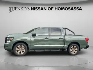 Nissan Titan 2024 4x2 SV 4 puertas Cabina Crew 5.6 pies. Caja corta
