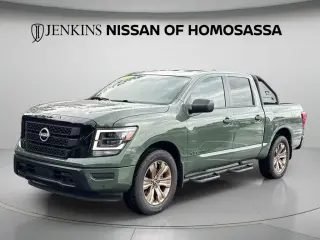 Nissan Titan 2024 4x2 SV 4 puertas Cabina Crew 5.6 pies. Caja corta