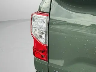 Nissan Titan 2024 4x2 SV 4 puertas Cabina Crew 5.6 pies. Caja corta