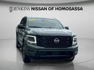 Nissan Titan 2024 4x2 SV 4 puertas Cabina Crew 5.6 pies. Caja corta