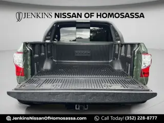 Nissan Titan 2024 4x2 SV 4 puertas Cabina Crew 5.6 pies. Caja corta