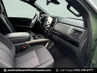 Nissan Titan 2024 4x2 SV 4 puertas Cabina Crew 5.6 pies. Caja corta