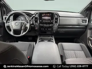 Nissan Titan 2024 4x2 SV 4 puertas Cabina Crew 5.6 pies. Caja corta