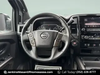 Nissan Titan 2024 4x2 SV 4 puertas Cabina Crew 5.6 pies. Caja corta