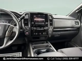 Nissan Titan 2024 4x2 SV 4 puertas Cabina Crew 5.6 pies. Caja corta