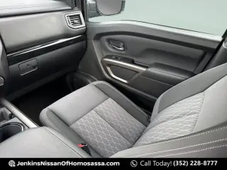 Nissan Titan 2024 4x2 SV 4 puertas Cabina Crew 5.6 pies. Caja corta