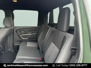 Nissan Titan 2024 4x2 SV 4 puertas Cabina Crew 5.6 pies. Caja corta