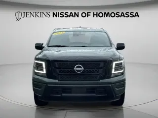 Nissan Titan 2024 4x2 SV 4 puertas Cabina Crew 5.6 pies. Caja corta