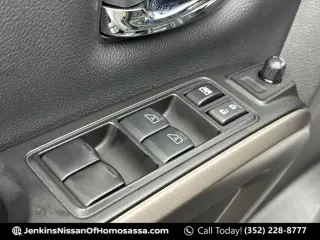 Nissan Titan 2024 4x2 SV 4 puertas Cabina Crew 5.6 pies. Caja corta