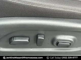 Nissan Titan 2024 4x2 SV 4 puertas Cabina Crew 5.6 pies. Caja corta