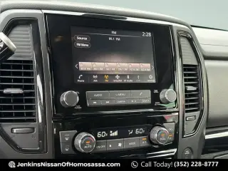 Nissan Titan 2024 4x2 SV 4 puertas Cabina Crew 5.6 pies. Caja corta