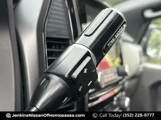 Nissan Titan 2024 4x2 SV 4 puertas Cabina Crew 5.6 pies. Caja corta