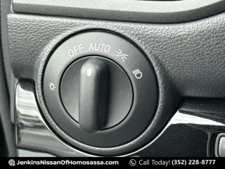 Nissan Titan 2024 4x2 SV 4 puertas Cabina Crew 5.6 pies. Caja corta