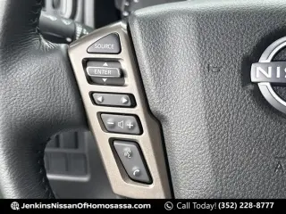 Nissan Titan 2024 4x2 SV 4 puertas Cabina Crew 5.6 pies. Caja corta