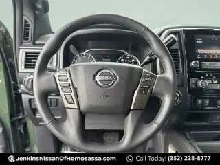 Nissan Titan 2024 4x2 SV 4 puertas Cabina Crew 5.6 pies. Caja corta