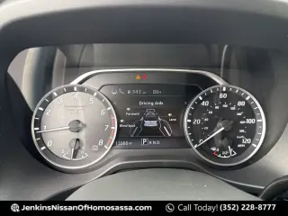 Nissan Titan 2024 4x2 SV 4 puertas Cabina Crew 5.6 pies. Caja corta