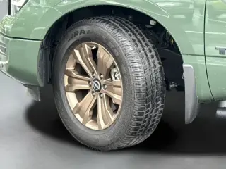 Nissan Titan 2024 4x2 SV 4 puertas Cabina Crew 5.6 pies. Caja corta