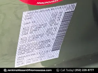 Nissan Titan 2024 4x2 SV 4 puertas Cabina Crew 5.6 pies. Caja corta