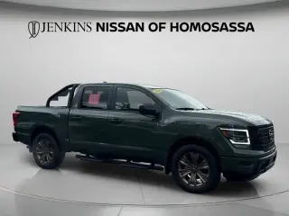 Nissan Titan 2024 4x2 SV 4 puertas Cabina Crew 5.6 pies. Caja corta