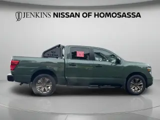 Nissan Titan 2024 4x2 SV 4 puertas Cabina Crew 5.6 pies. Caja corta