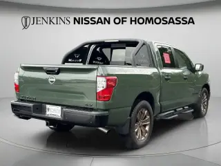 Nissan Titan 2024 4x2 SV 4 puertas Cabina Crew 5.6 pies. Caja corta