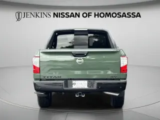 Nissan Titan 2024 4x2 SV 4 puertas Cabina Crew 5.6 pies. Caja corta