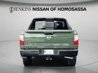 Nissan Titan 2024 4x2 SV 4 puertas Cabina Crew 5.6 pies. Caja corta