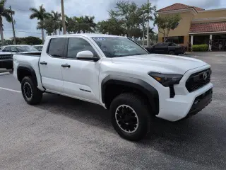 Toyota Tacoma 2024 4x4 TRD Off-Road 4 puertas Double Cab 5.0 pies SB 8A