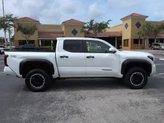Toyota Tacoma 2024 4x4 TRD Off-Road 4 puertas Double Cab 5.0 pies SB 8A