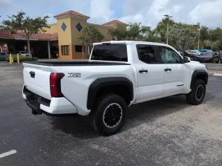 Toyota Tacoma 2024 4x4 TRD Off-Road 4 puertas Double Cab 5.0 pies SB 8A