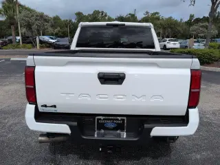 Toyota Tacoma 2024 4x4 TRD Off-Road 4 puertas Double Cab 5.0 pies SB 8A