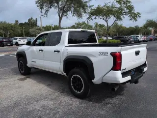 Toyota Tacoma 2024 4x4 TRD Off-Road 4 puertas Double Cab 5.0 pies SB 8A