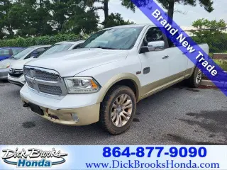Ram 1500 2015 4x4 Laramie Limited 4 puertas Cabina doble 6.3 pies. Pickup con caja corta (lanzamiento a mediados de año)