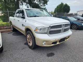 Ram 1500 2015 4x4 Laramie Limited 4 puertas Cabina doble 6.3 pies. Pickup con caja corta (lanzamiento a mediados de año)