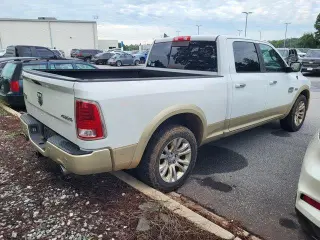 Ram 1500 2015 4x4 Laramie Limited 4 puertas Cabina doble 6.3 pies. Pickup con caja corta (lanzamiento a mediados de año)