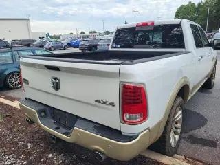 Ram 1500 2015 4x4 Laramie Limited 4 puertas Cabina doble 6.3 pies. Pickup con caja corta (lanzamiento a mediados de año)