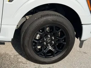 Ford F-150 2025 4x2 STX 4 puertas SuperCrew 5.5 pies. SB