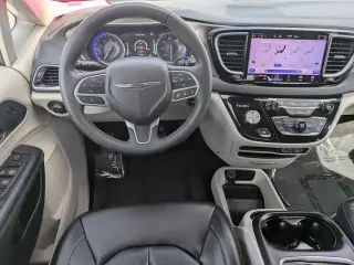 Chrysler Pacifica 2023 Touring L 4 puertas Minivan