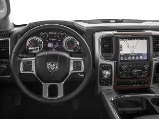 Ram 1500 2017 4x4 Laramie 4 puertas Cabina Crew 5.5 pies. Pickup SB