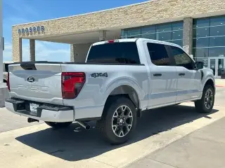Ford F-150 2025 4x4 STX 4 puertas SuperCrew 5.5 pies. SB