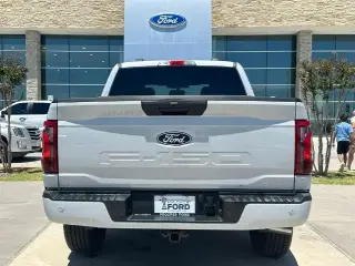 Ford F-150 2025 4x4 STX 4 puertas SuperCrew 5.5 pies. SB