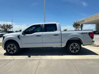 Ford F-150 2025 4x4 STX 4 puertas SuperCrew 5.5 pies. SB