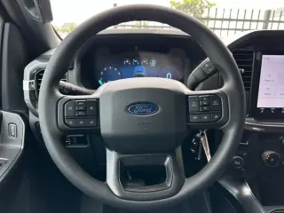 Ford F-150 2025 4x4 STX 4 puertas SuperCrew 5.5 pies. SB