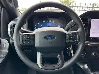 Ford F-150 2025 4x4 STX 4 puertas SuperCrew 5.5 pies. SB